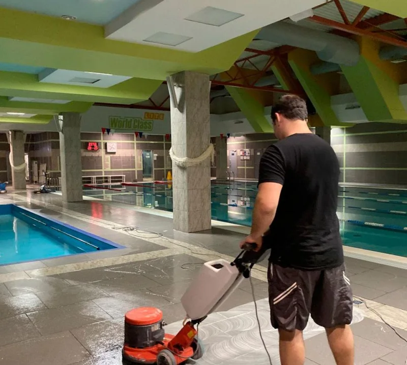 Тренажёрный зал с бассейном