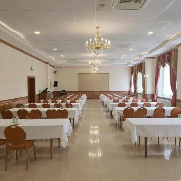 Приведение в порядок банкетного зала - после уборки